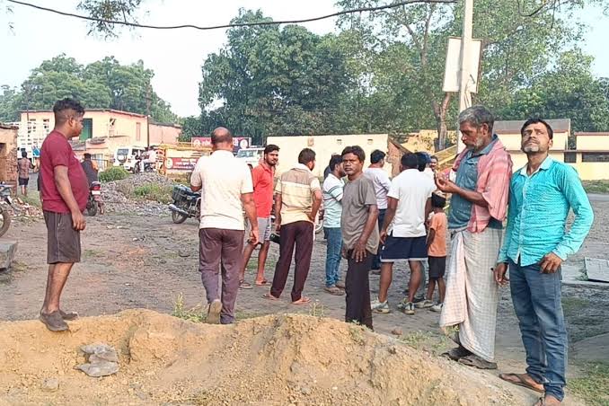 बाघमारा के सोनारडीह थाना के सामने पंप ऑपरेटर को गोली मारे जाने के बाद जांच करती पुलिस।