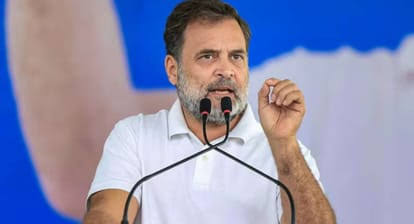 कांग्रेस नेता राहुल गांधी राजस्थान के कोटा में 'छात्रों की गूंज' अभियान के दौरान छात्र रैली को संबोधित करते हुए.