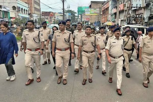 झारखंड में मुहर्रम को लेकर हाई अलर्ट के बीच गश्त करते पुलिस जवान और सुरक्षा बल।