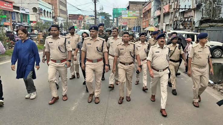 झारखंड में मुहर्रम को लेकर हाई अलर्ट के बीच गश्त करते पुलिस जवान और सुरक्षा बल।