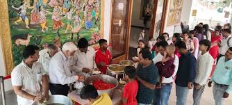 पुंदाग श्री राधा-कृष्ण प्रणामी मंदिर में 269वीं अन्नपूर्णा सेवा के दौरान महाप्रसाद ग्रहण करते श्रद्धालु।