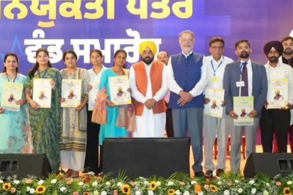चंडीगढ़ में आयोजित कार्यक्रम के दौरान स्वास्थ्य विभाग के युवाओं को नियुक्ति पत्र सौंपते पंजाब के मुख्यमंत्री भगवंत मान।