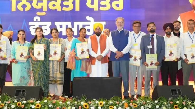 चंडीगढ़ में आयोजित कार्यक्रम के दौरान स्वास्थ्य विभाग के युवाओं को नियुक्ति पत्र सौंपते पंजाब के मुख्यमंत्री भगवंत मान।
