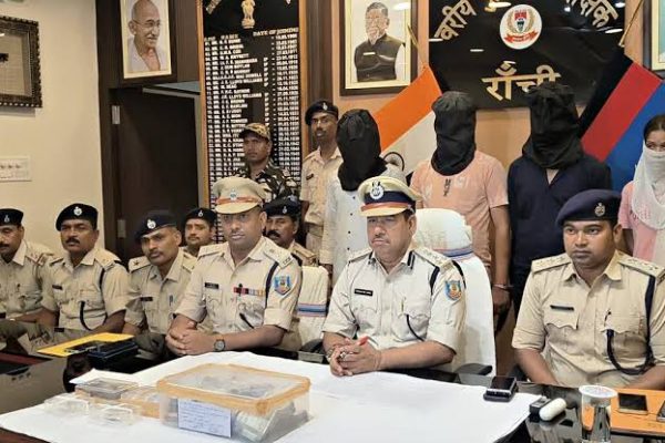 रांची के जगरनाथपुर में राशन दुकान से 57 पुड़िया ब्राउन शुगर जब्त होने के बाद जांच करती पुलिस।