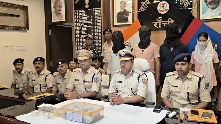 रांची के जगरनाथपुर में राशन दुकान से 57 पुड़िया ब्राउन शुगर जब्त होने के बाद जांच करती पुलिस।
