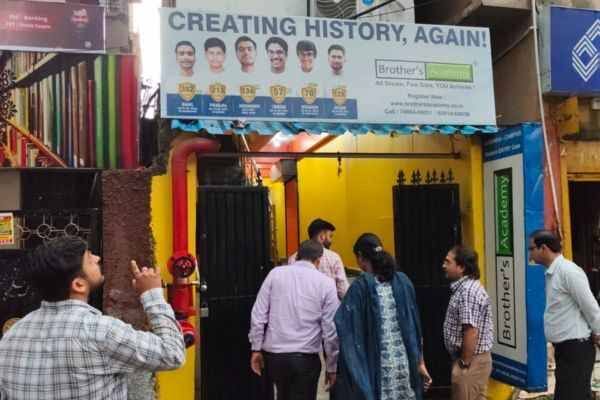 रांची के कोचिंग सेंटरों में फायर सेफ्टी और भवन नक्शे की जांच करती रांची नगर निगम की टीम