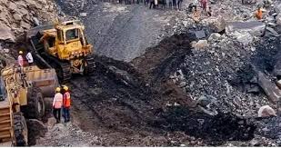 धनबाद के बाघमारा अंतर्गत बहीयरडीह में हिंसक झड़प और बमबाजी के बाद तैनात पुलिस बल।