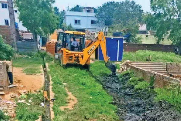 रांची नगर निगम द्वारा आधुनिक वीड हार्वेस्टिंग मशीन से कांके डैम की जलकुंभी और गाद साफ करने का अभियान