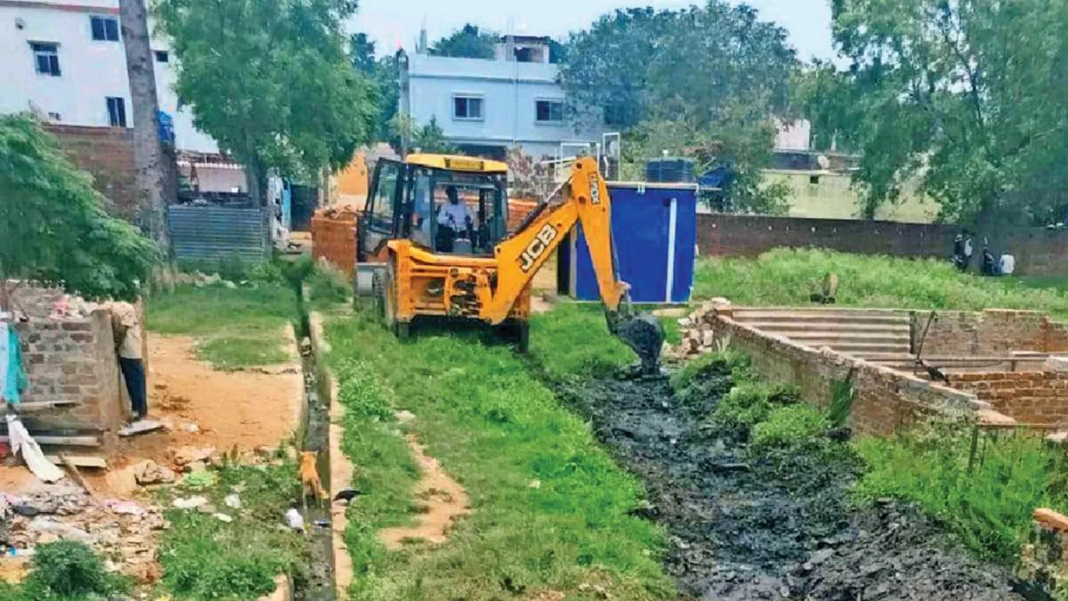रांची नगर निगम द्वारा आधुनिक वीड हार्वेस्टिंग मशीन से कांके डैम की जलकुंभी और गाद साफ करने का अभियान