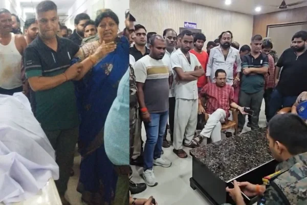 कोडरमा में जमीन विवाद में मृत चालक के परिजनों से मिलकर रो पड़ीं विधायक डॉ. नीरा यादव।