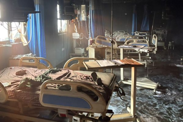 मुजफ्फरपुर के प्रसाद अस्पताल में आग लगने के बाद खिड़कियां तोड़कर मरीजों का रेस्क्यू करते स्थानीय लोग।