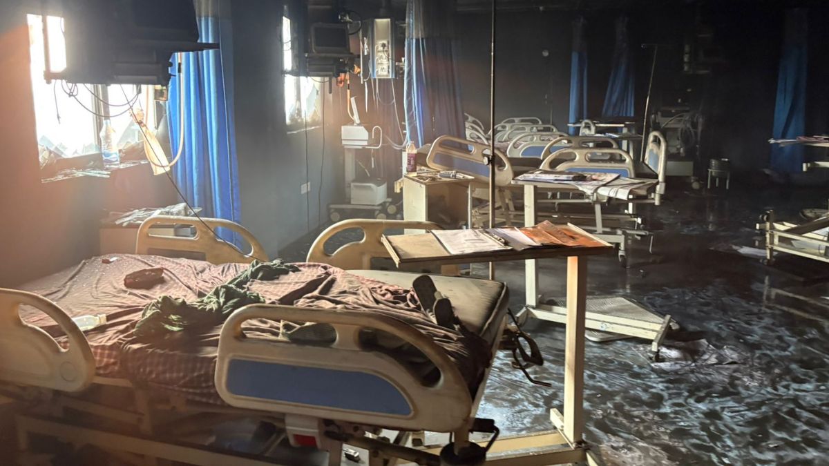मुजफ्फरपुर के प्रसाद अस्पताल में आग लगने के बाद खिड़कियां तोड़कर मरीजों का रेस्क्यू करते स्थानीय लोग।