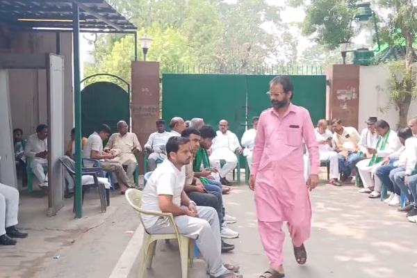 पटना में लालू परिवार की सुरक्षा कटौती के खिलाफ राबड़ी आवास के बाहर जुटे राष्ट्रीय जनता दल के कार्यकर्ता।