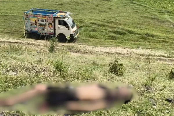 नवादा के नारदीगंज में रेलवे ट्रैक के पास युवक का शव मिलने के बाद जांच करती पुलिस।