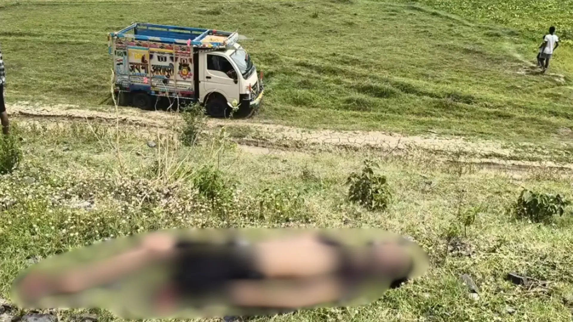 नवादा के नारदीगंज में रेलवे ट्रैक के पास युवक का शव मिलने के बाद जांच करती पुलिस।