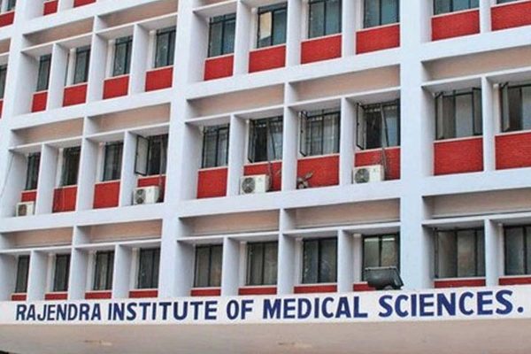 रांची के सदर अस्पताल में मरीजों की बढ़ती संख्या और ओपीडी सेवाओं का तुलनात्मक विवरण।