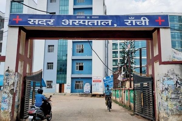 रांची सदर अस्पताल में दवा वितरण काउंटर के बाहर खड़े मरीज जिन्हें दवाओं की कमी का सामना करना पड़ रहा है।