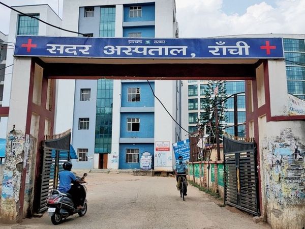 रांची सदर अस्पताल में दवा वितरण काउंटर के बाहर खड़े मरीज जिन्हें दवाओं की कमी का सामना करना पड़ रहा है।