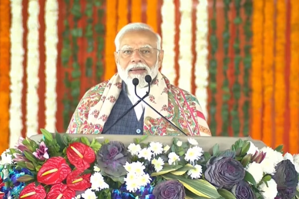 प्रधानमंत्री नरेंद्र मोदी गुजरात और दमन में 22 हजार करोड़ रुपये की परियोजनाओं का उद्घाटन करते हुए।
