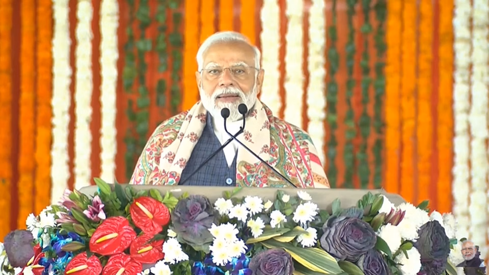 प्रधानमंत्री नरेंद्र मोदी गुजरात और दमन में 22 हजार करोड़ रुपये की परियोजनाओं का उद्घाटन करते हुए।
