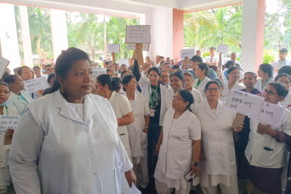 रांची रिम्स में तीन महीने से वेतन नहीं मिलने पर निदेशक कार्यालय के बाहर धरना देते नाराज कर्मचारी।