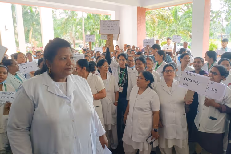 रांची रिम्स में तीन महीने से वेतन नहीं मिलने पर निदेशक कार्यालय के बाहर धरना देते नाराज कर्मचारी।