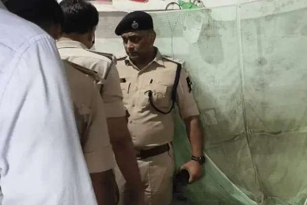 सहरसा के संतनगर में छात्र की संदिग्ध मौत के बाद किराए के कमरे से साक्ष्य जुटाती फोरेंसिक और पुलिस टीम।