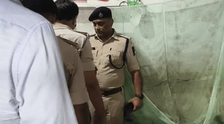 सहरसा के संतनगर में छात्र की संदिग्ध मौत के बाद किराए के कमरे से साक्ष्य जुटाती फोरेंसिक और पुलिस टीम।