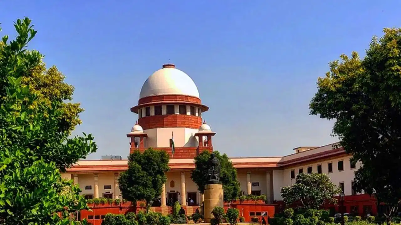 नई दिल्ली में सुप्रीम कोर्ट की पीठ ने निष्पक्ष सुनवाई और चार्जशीट दस्तावेजों पर ऐतिहासिक फैसला सुनाया।