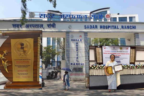 रांची सदर अस्पताल में आयोजित सम्मान समारोह के दौरान नियमित स्वैच्छिक रक्तदाताओं को मेडल देते सिविल सर्जन डॉ. प्रभात कुमार।