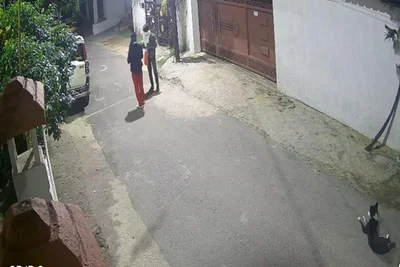 रांची पुलिस द्वारा घटना स्थल से बरामद किए गए संदिग्ध वाहन और जांच पड़ताल करते पुलिस अधिकारियों की सांकेतिक तस्वीर.