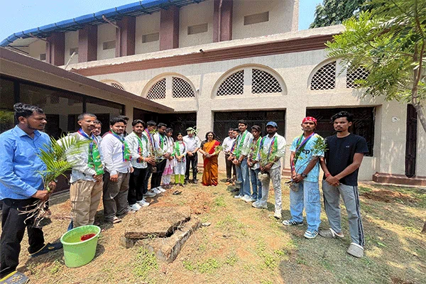 रांची विश्वविद्यालय परिसर में विश्व पर्यावरण दिवस पर कुलपति डॉक्टर सरोज शर्मा और आजसू नेताओं द्वारा पौधारोपण