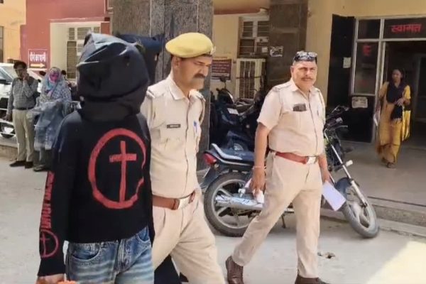 राजस्थान के श्रीगंगानगर में नाबालिग मामले की जांच के दौरान साक्ष्य जुटाती जिला पुलिस टीम।