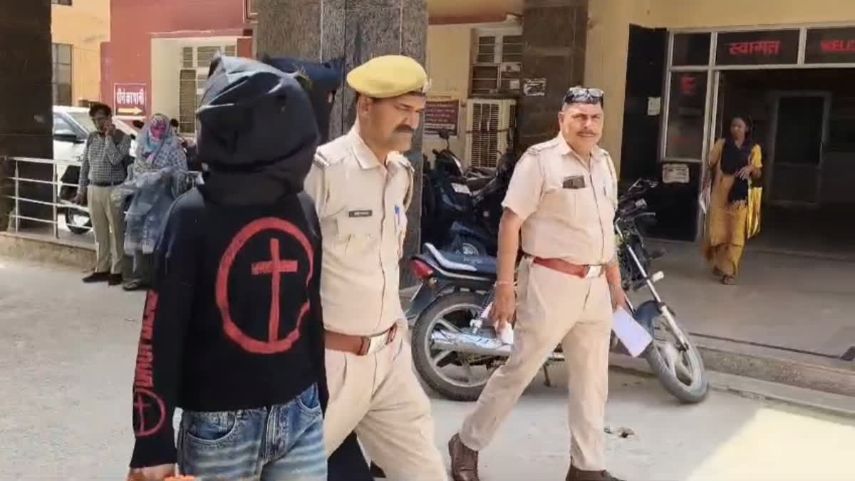 राजस्थान के श्रीगंगानगर में नाबालिग मामले की जांच के दौरान साक्ष्य जुटाती जिला पुलिस टीम।
