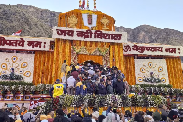 उत्तराखंड का पवित्र बद्रीनाथ धाम मंदिर जहां दान राशि में अनियमितता के बाद सुरक्षा और नियम कड़े किए गए हैं।