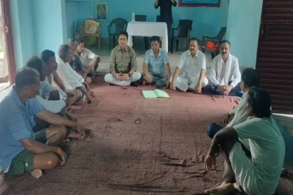 महुआडांड़ हामी दुर्गाबाड़ी में भाजपा मंडल पश्चिमी कार्यसमिति की बैठक के दौरान उपस्थित पदाधिकारी और कार्यकर्ता