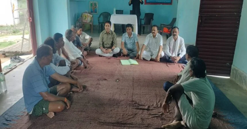 महुआडांड़ हामी दुर्गाबाड़ी में भाजपा मंडल पश्चिमी कार्यसमिति की बैठक के दौरान उपस्थित पदाधिकारी और कार्यकर्ता