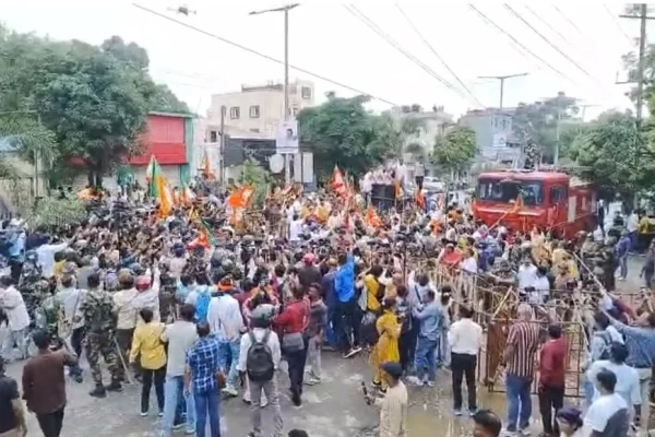 रांची में बीजेपी कार्यालय के बाहर प्रदर्शनकारियों पर पुलिस लाठीचार्ज के बाद मची अफरा-तफरी