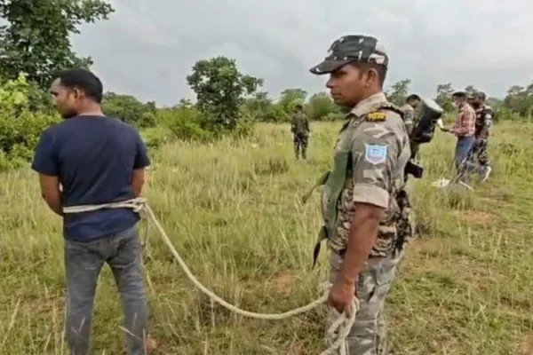 बुंडू पुलिस द्वारा सुमानडीह जंगल में हुए संजय लोहरा हत्याकांड के आरोपी को गिरफ्तार कर ले जाती पुलिस टीम।
