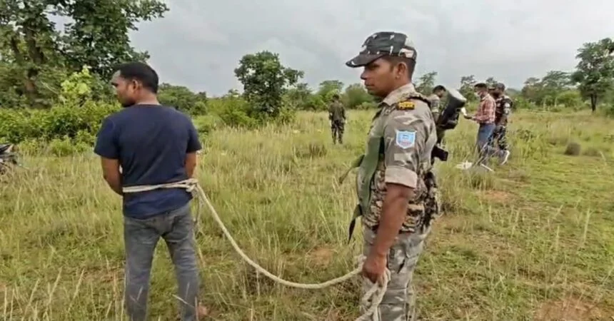 बुंडू पुलिस द्वारा सुमानडीह जंगल में हुए संजय लोहरा हत्याकांड के आरोपी को गिरफ्तार कर ले जाती पुलिस टीम।