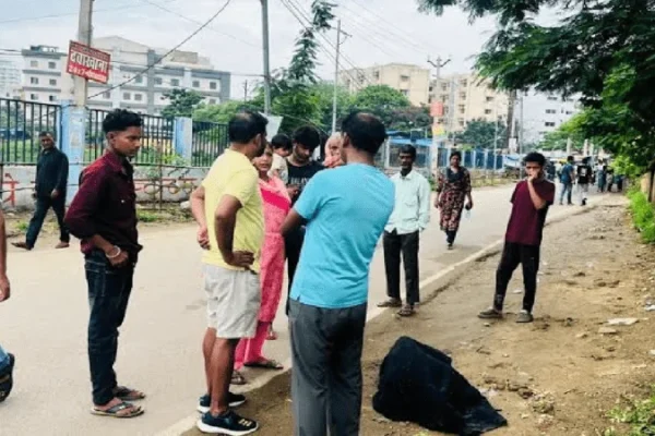 रांची के बरियातू में डीएलएसए की टीम द्वारा रेस्क्यू कर रिम्स अस्पताल में भर्ती कराया गया घायल युवक।
