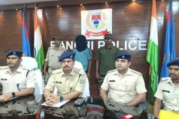 रांची के दशम फॉल थाना क्षेत्र में युवती की हत्या के आरोप में पुलिस द्वारा गिरफ्तार आरोपी