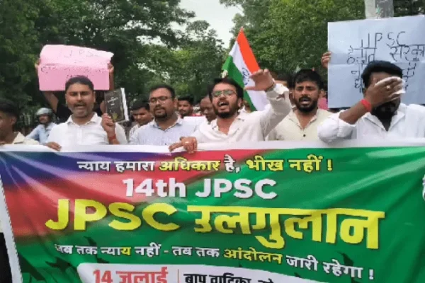 रांची में JPSC परीक्षा परिणाम के विरोध में मार्च निकालते युवा आजसू के कार्यकर्ता और छात्र अभ्यर्थी।