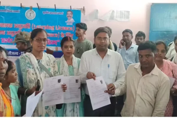 लातेहार के बरवाडीह स्थित केड पंचायत में लर्निंग लाइसेंस शिविर में उपस्थित ग्रामीण और परिवहन कर्मी