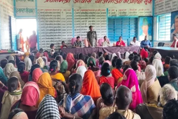महुआडांड़ के ओरसा में जन संवाद कार्यक्रम के दौरान ग्रामीणों को संबोधित करतीं डीएसपी पूजा कुमारी