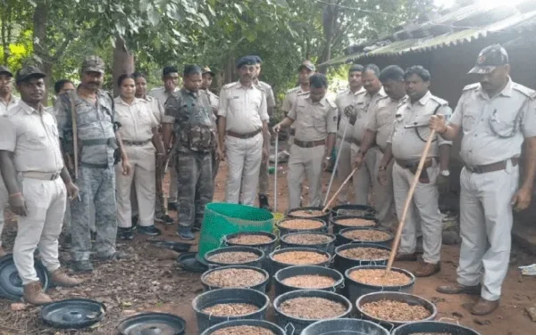 रांची के जगन्नाथपुर मेला क्षेत्र में उत्पाद विभाग और पुलिस द्वारा नष्ट किया गया जावा महुआ और अवैध शराब के अड्डे।