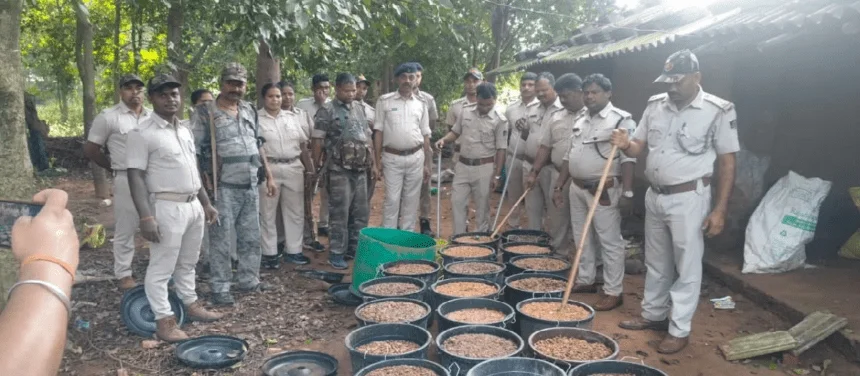 रांची के जगन्नाथपुर मेला क्षेत्र में उत्पाद विभाग और पुलिस द्वारा नष्ट किया गया जावा महुआ और अवैध शराब के अड्डे।