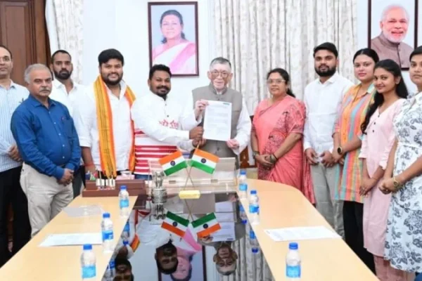 रांची में राज्यपाल को उच्च शिक्षा और जेपीएससी विसंगतियों के खिलाफ मांग पत्र सौंपते अभाविप प्रदेश मंत्री प्रकाश टूटी।
