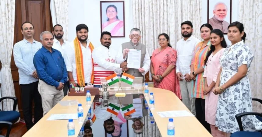 रांची में राज्यपाल को उच्च शिक्षा और जेपीएससी विसंगतियों के खिलाफ मांग पत्र सौंपते अभाविप प्रदेश मंत्री प्रकाश टूटी।