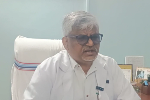 गुमला सदर अस्पताल परिसर में खड़ी 108 एंबुलेंस सेवा के वाहन।